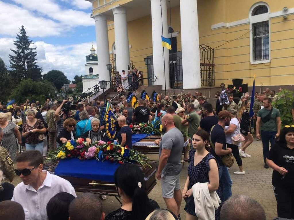 Загинули в один день: у Прилуках прощались із загиблими бійцями