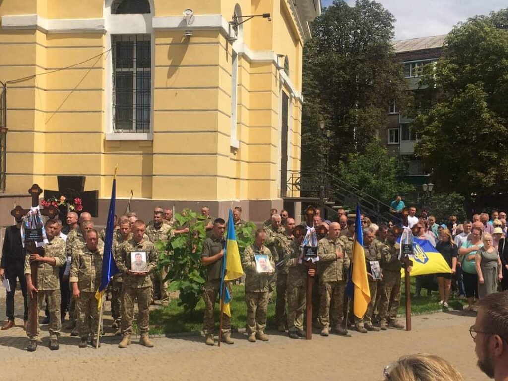 Загинули в один день: у Прилуках прощались із загиблими бійцями