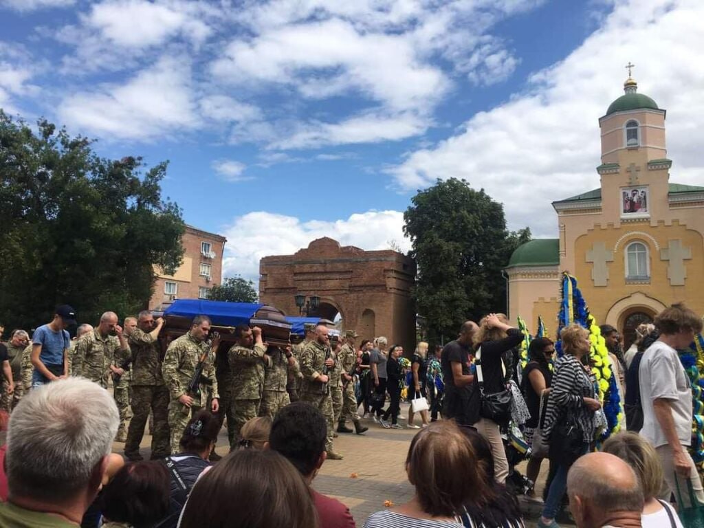 Загинули в один день: у Прилуках прощались із загиблими бійцями