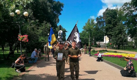 У Чернігові поховали бійця, який помер у госпіталі від травм