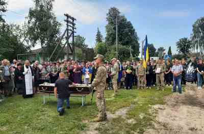 На Корюківщині прощались із трьома загиблими бійцями