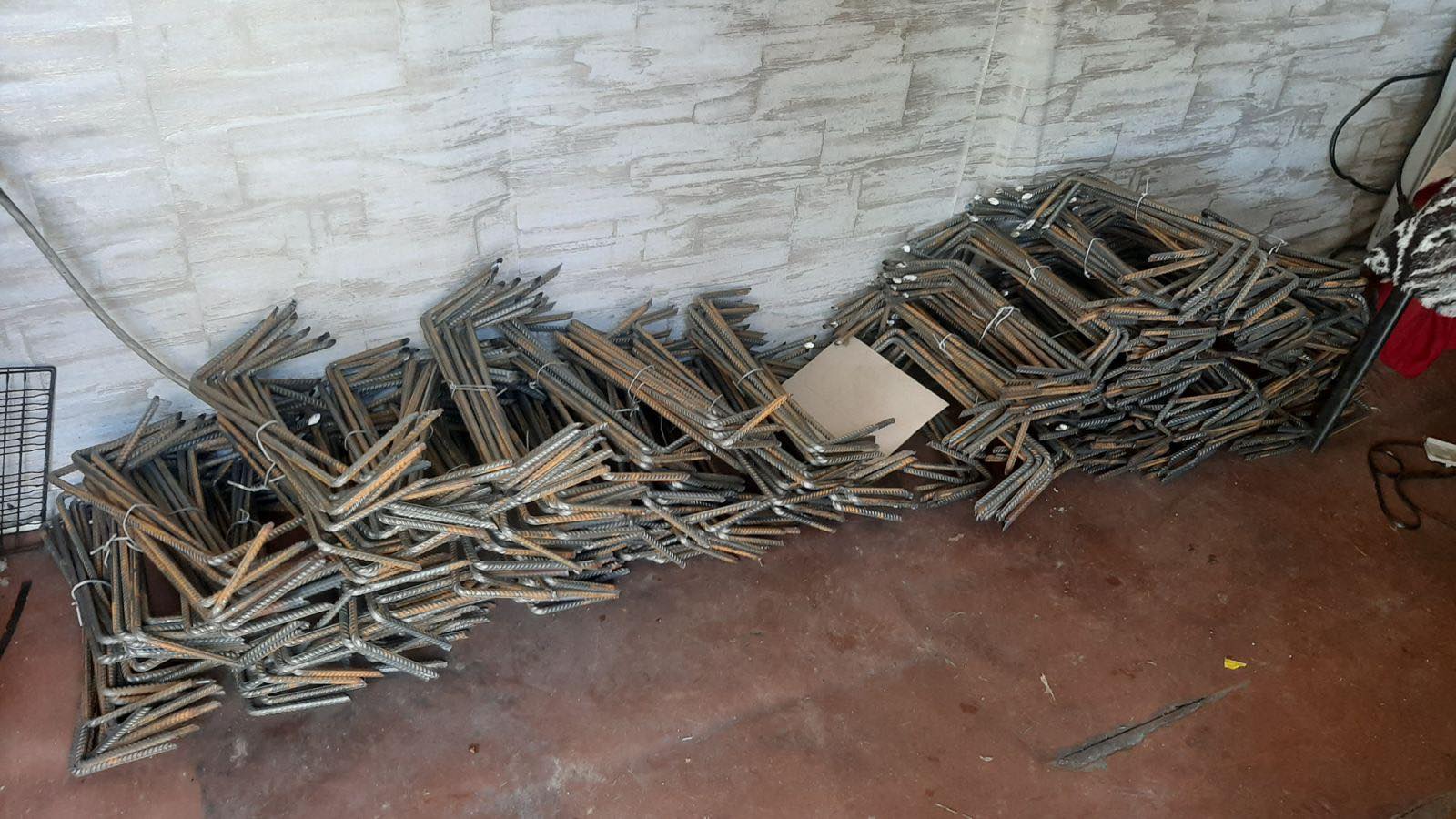 Чернігівська ковалька з манікюром викувала сокиру для Залужного