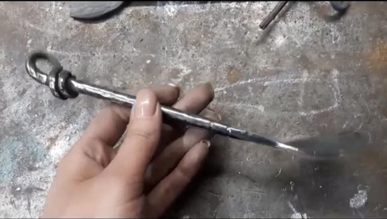 Чернігівська ковалька з манікюром викувала сокиру для Залужного