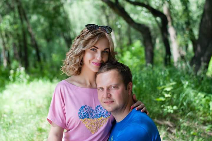 Чернігівська ковалька з манікюром викувала сокиру для Залужного