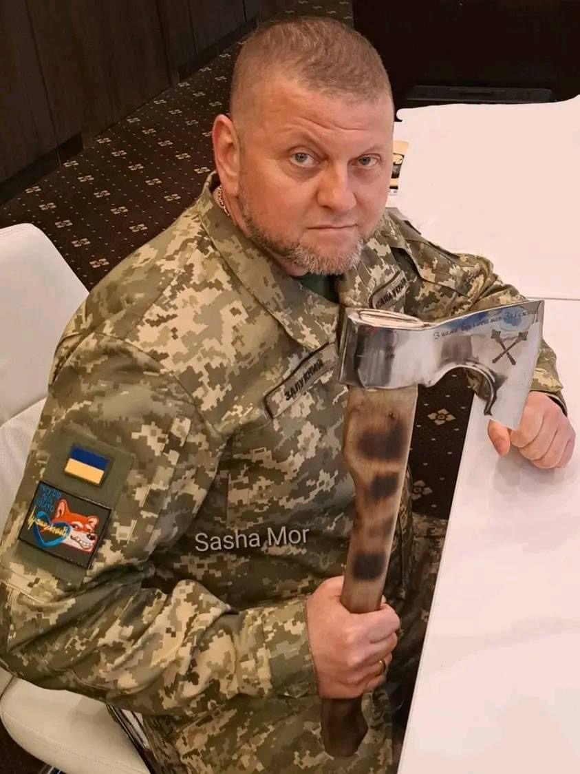 Чернігівська ковалька з манікюром викувала сокиру для Залужного