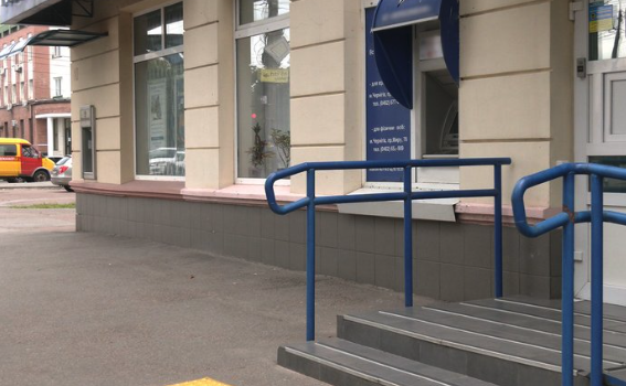 Порядний вчинок: чернігівці повернули загублені поблизу банкомату гроші