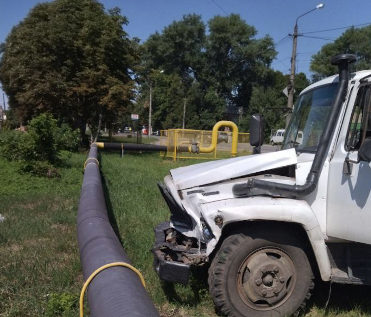 «Обирав, чи протаранити машину з людьми, чи дерево». У Ніжині «Газон» врізався в газову трубу