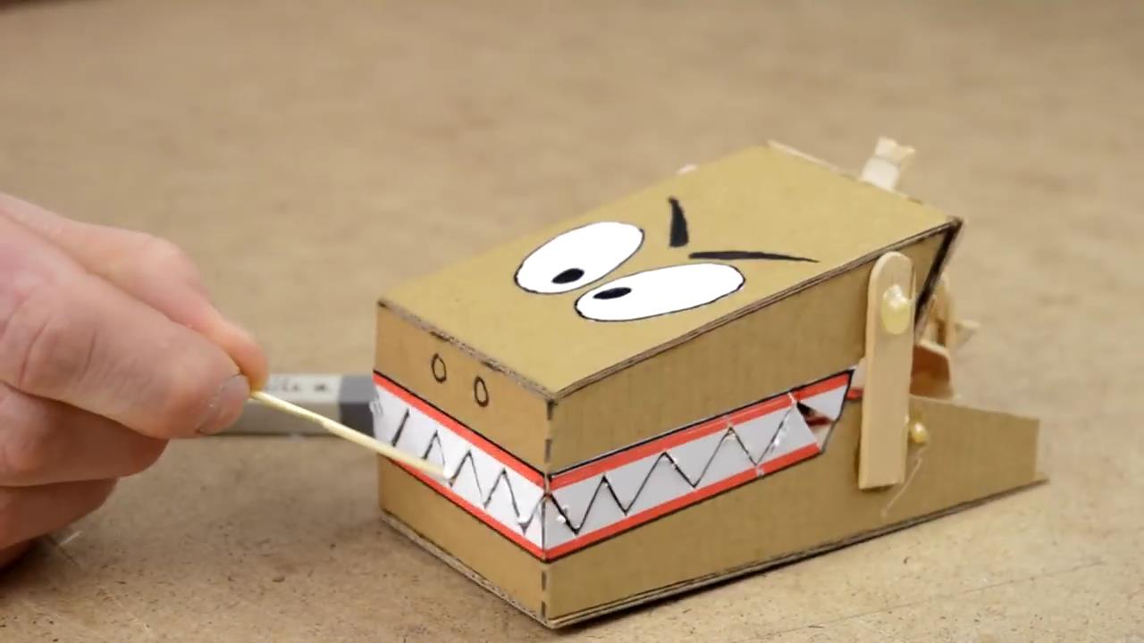 Чоловік із державної служби подався в ютубери і виготовляє дитячі саморобки