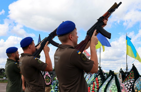 У Чернігові поховали бійця: загинув на Запорізькому напрямку
