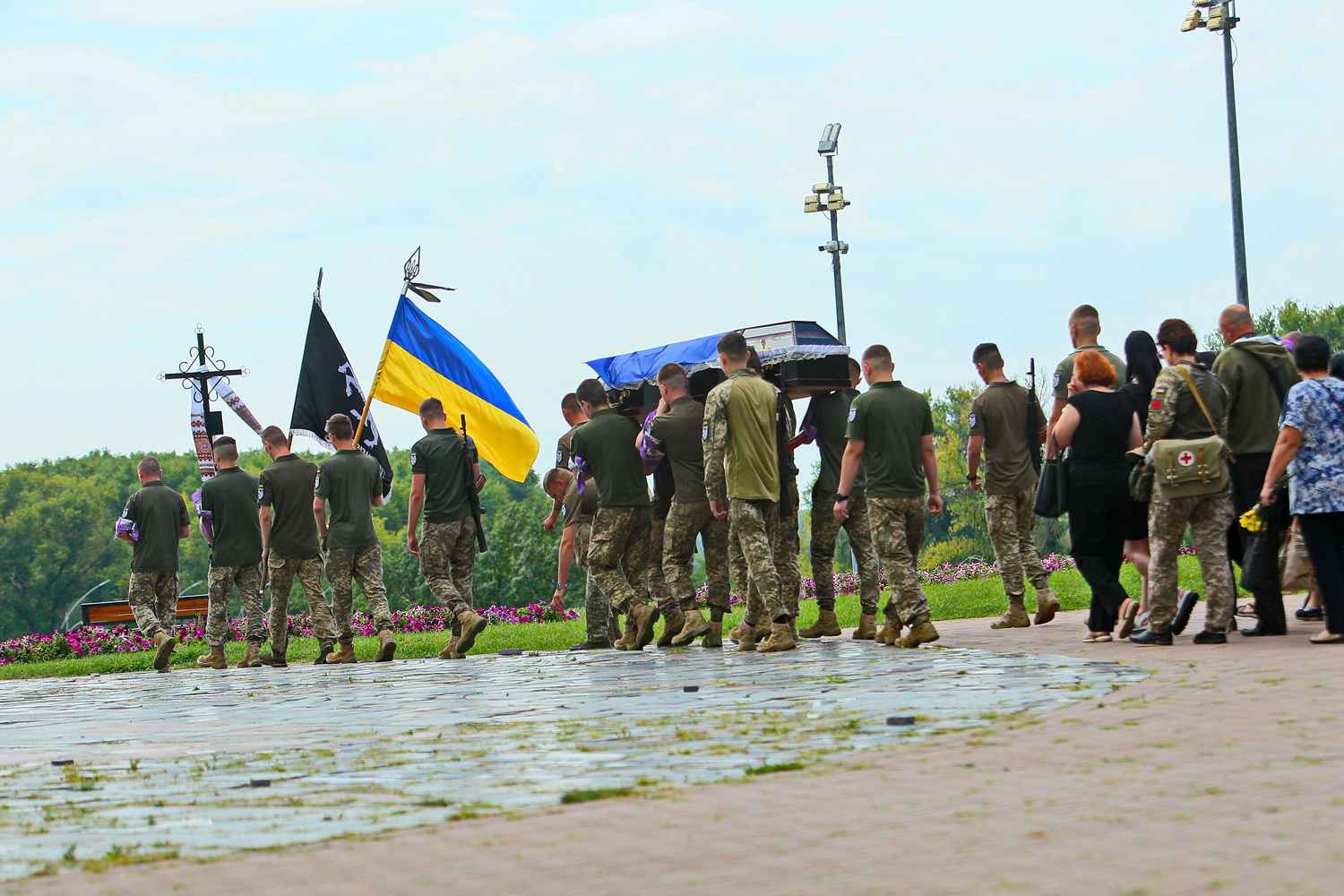 Прощались із бійцями: у Чернігові поховали двох загиблих на війні