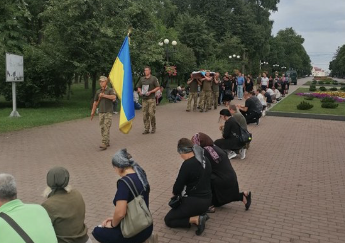Прощались із бійцями: у Чернігові поховали двох загиблих на війні