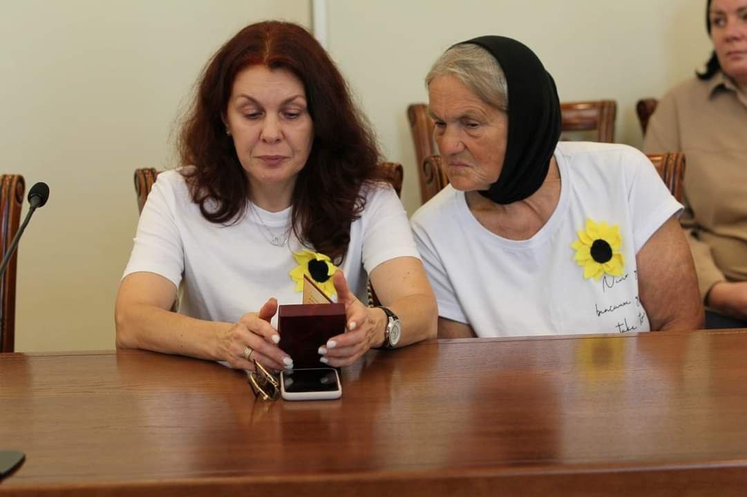 До Дня памʼяті захисників: нагороди родинам загиблих Героїв передали у Чернігівській ОВА