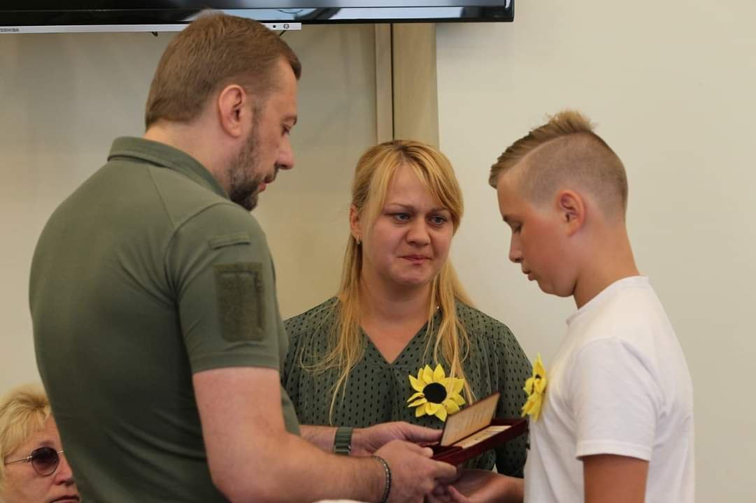 До Дня памʼяті захисників: нагороди родинам загиблих Героїв передали у Чернігівській ОВА