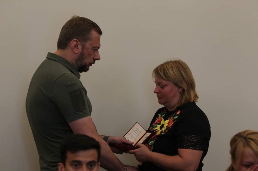До Дня памʼяті захисників: нагороди родинам загиблих Героїв передали у Чернігівській ОВА