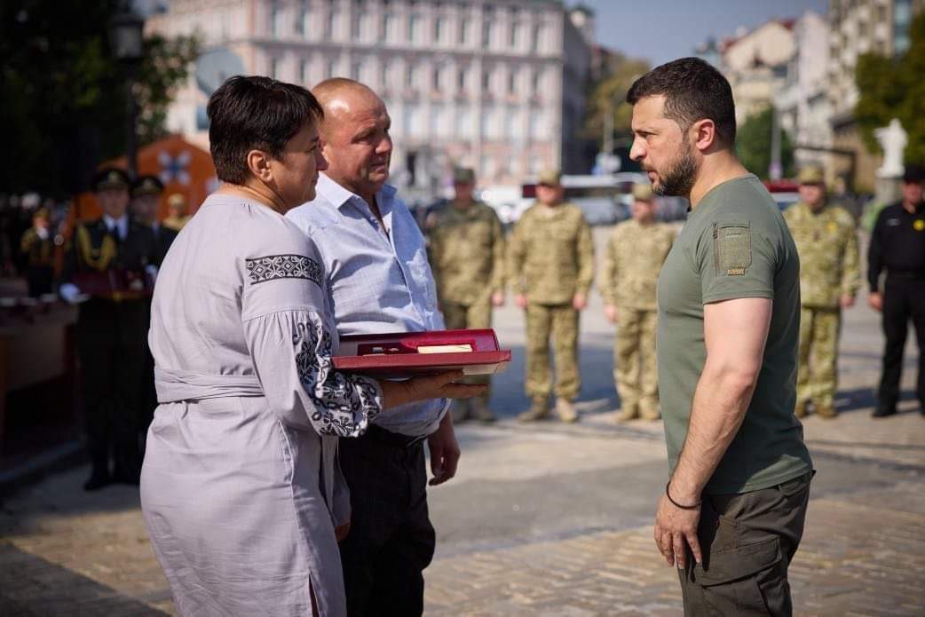 Зеленський передав родинам загиблих чернігівських захисників - льотчика та розвідника - ордени «Золота Зірка»