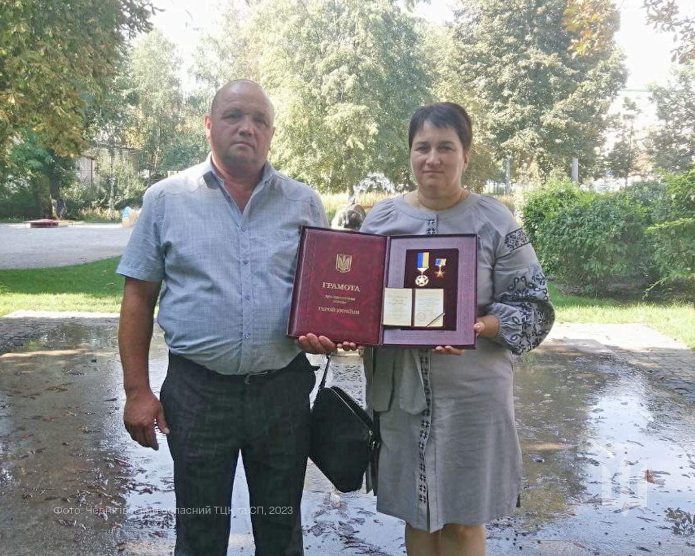 Зеленський передав родинам загиблих чернігівських захисників - льотчика та розвідника - ордени «Золота Зірка»