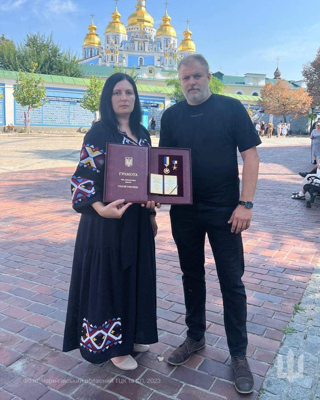 Зеленський передав родинам загиблих чернігівських захисників - льотчика та розвідника - ордени «Золота Зірка»