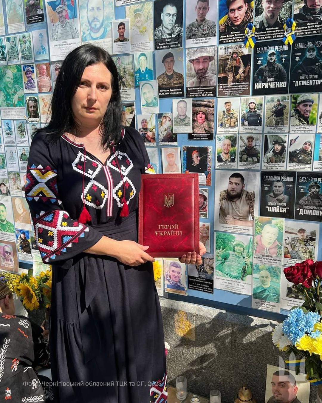 Зеленський передав родинам загиблих чернігівських захисників - льотчика та розвідника - ордени «Золота Зірка»
