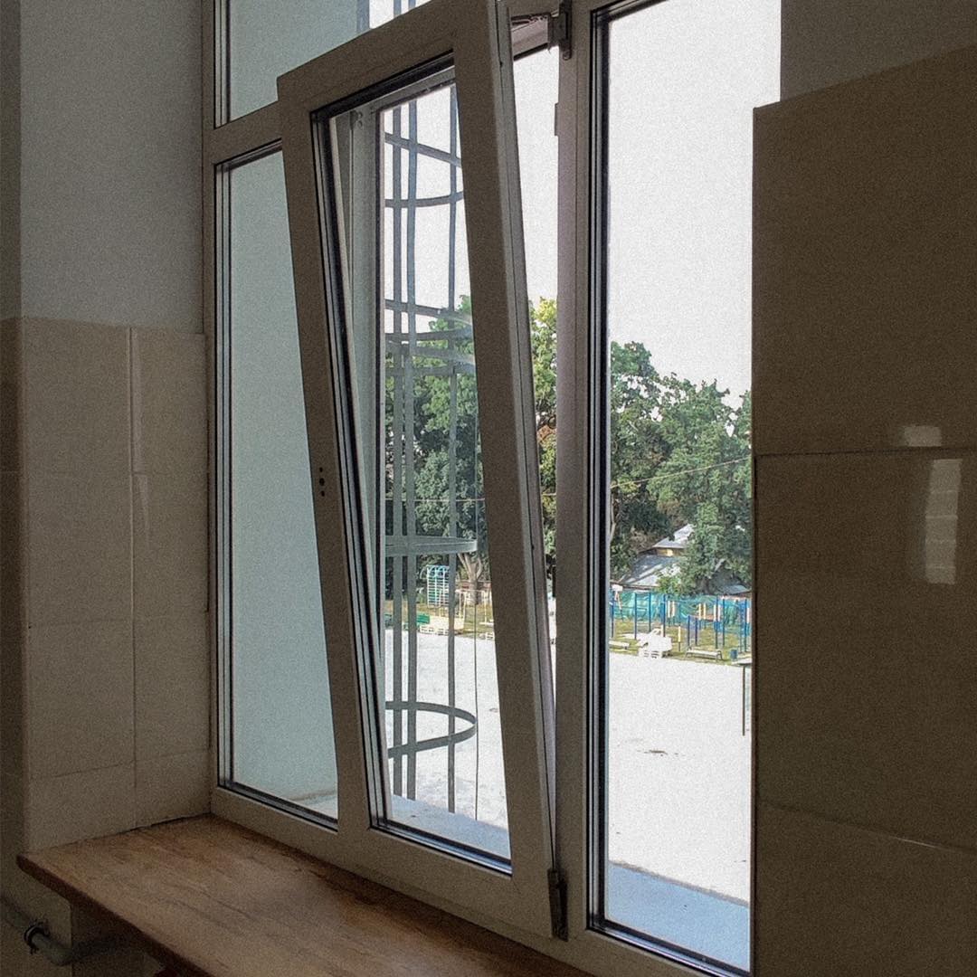 Благодійники показали, як після заміни вікон виглядає школа #3 у Чернігові