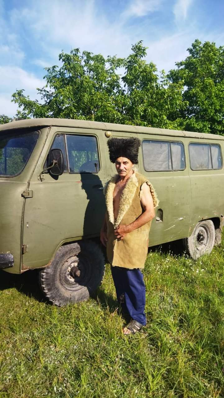 Чоловік поряд з УАЗом, який віддав для потреб ЗСУ