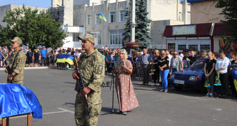 У Сновську на площі Небесної Сотні прощались із загиблим Героєм