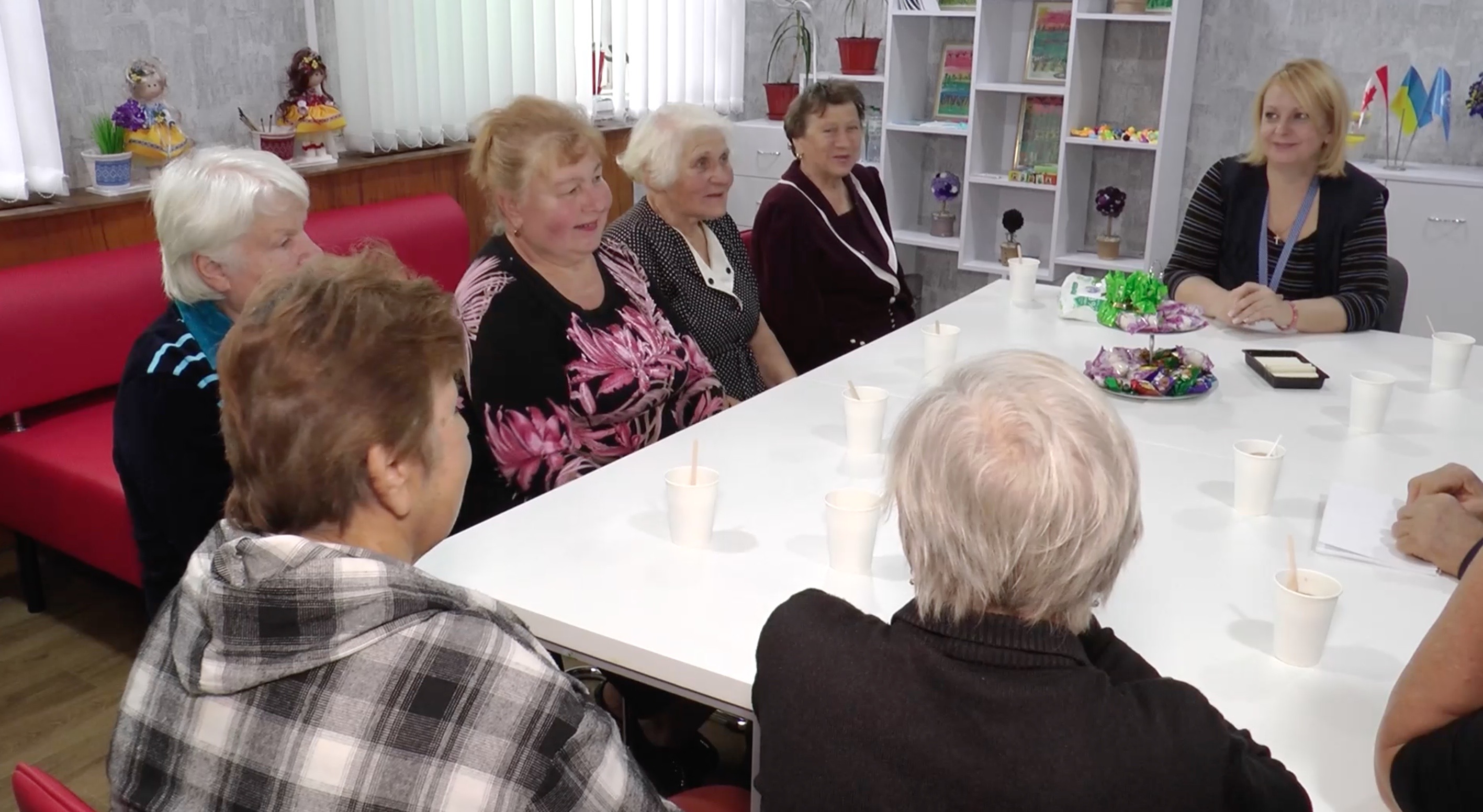 Соцпрацівники доставляли людям продукти та підтримували їх морально