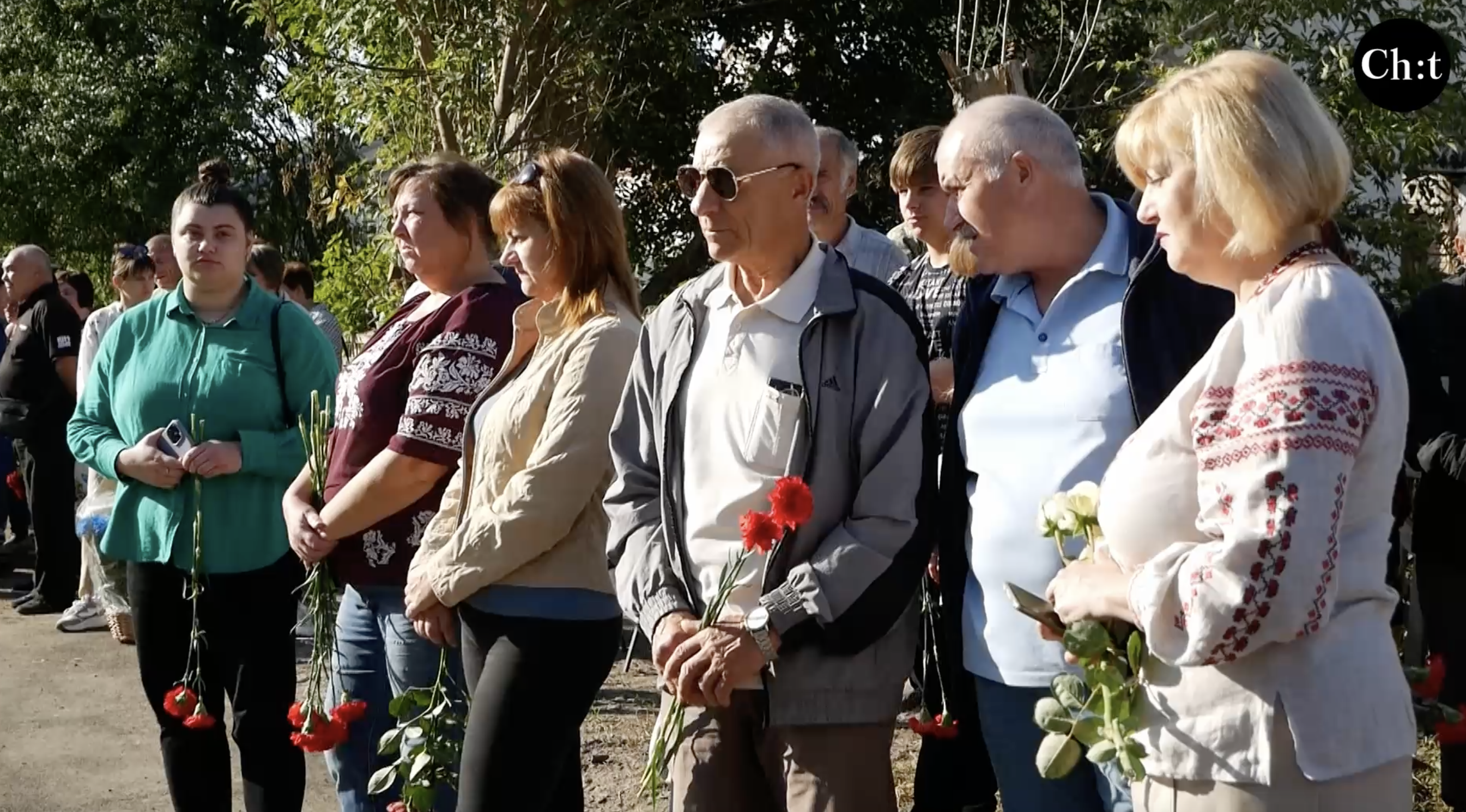 Люди прийшли на відкриття Меморіалу в Лукашівці