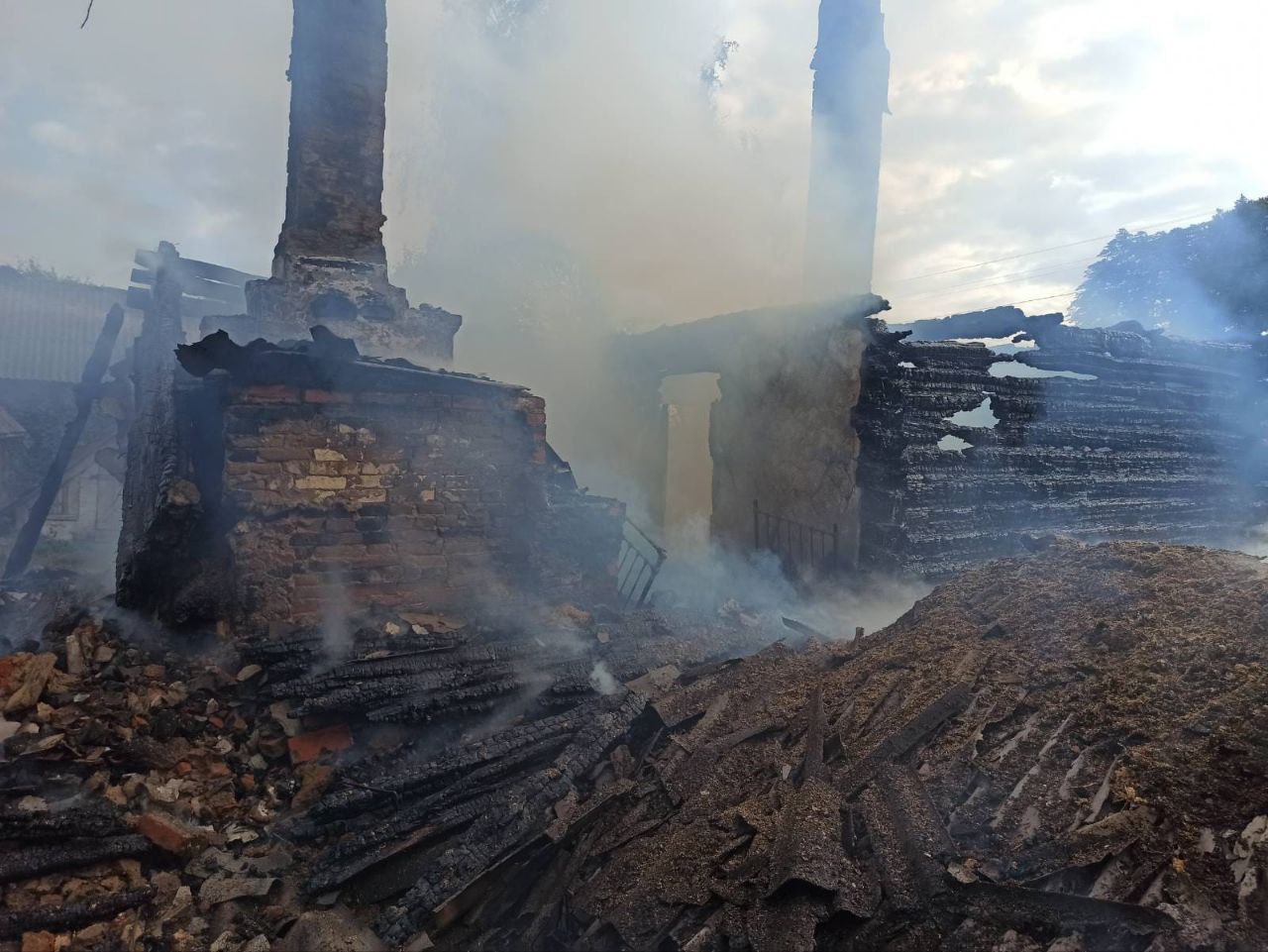 У Сновській громаді пожежі після обстрілів із рф, 3 жовтня 2023 року