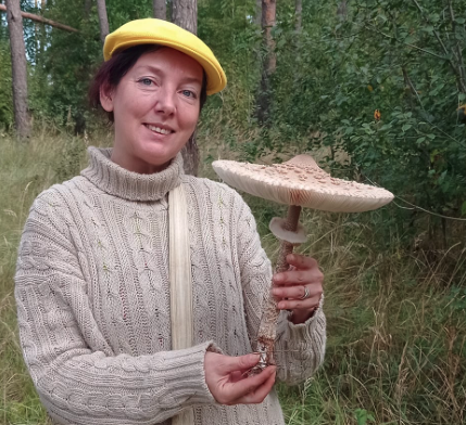 Людмила Савич з грибом-парасолькою