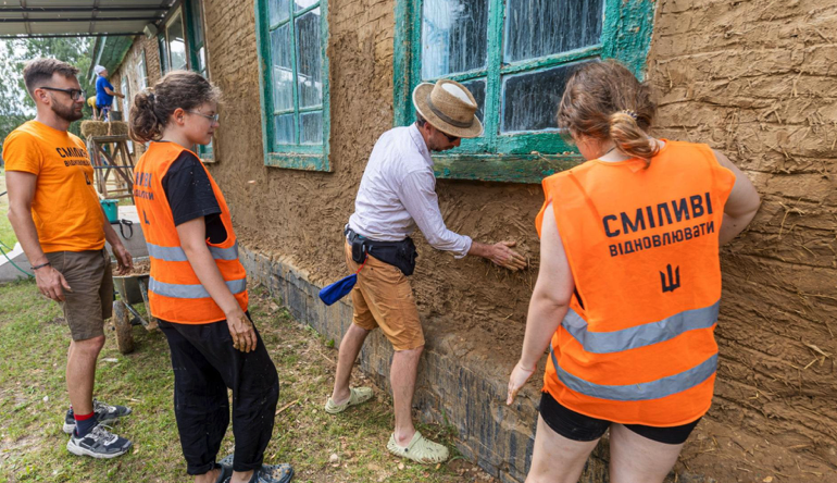 Волонтери працюють на відновлення школи у Мринській громаді