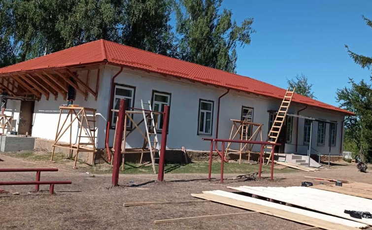 Волонтери працюють на відновлення школи у Мринській громаді