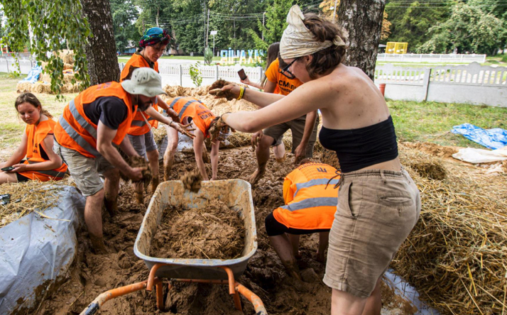 Волонтери працюють на відновлення школи у Мринській громаді