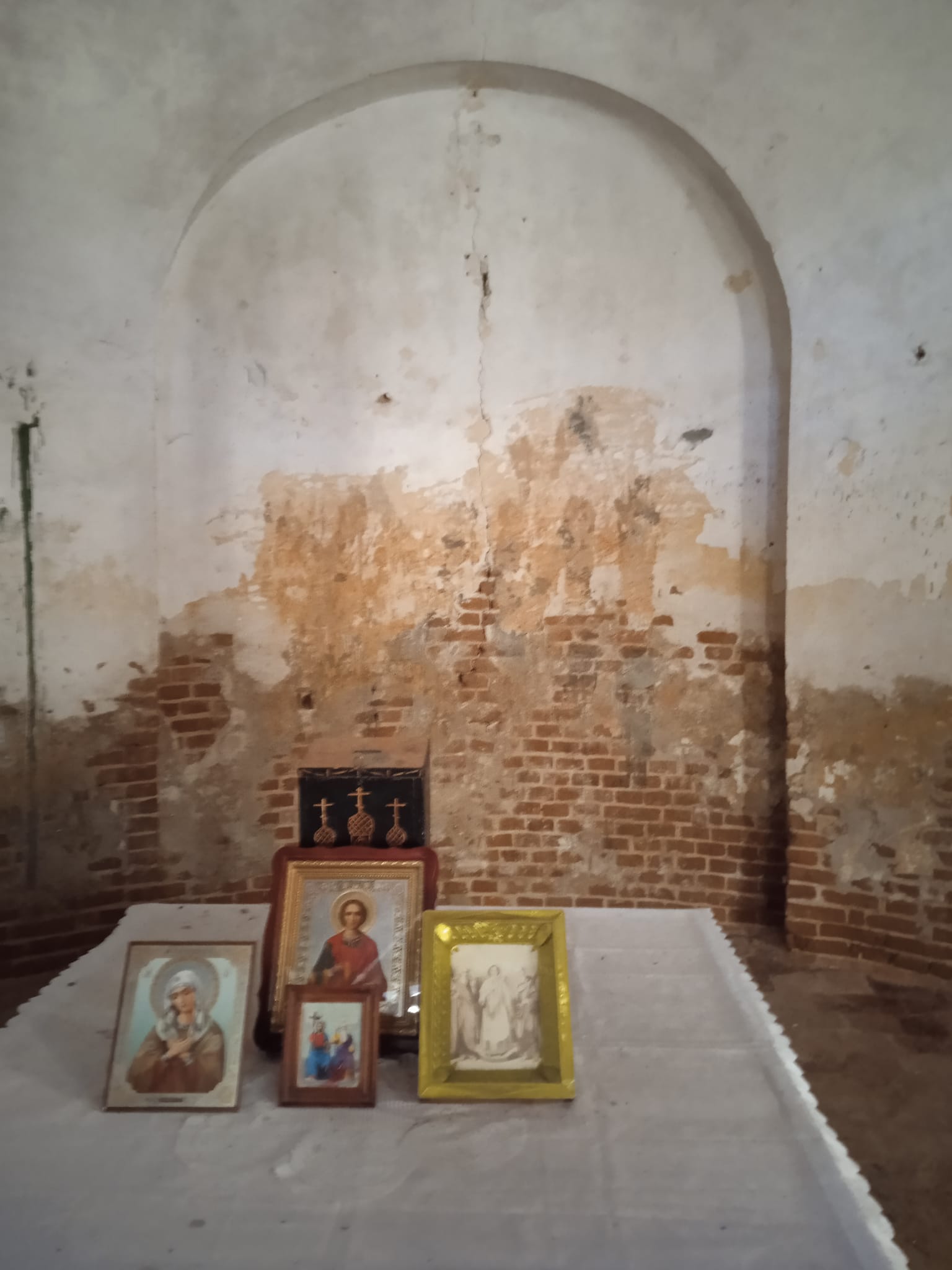 У закинутій Свято-Троїцькій церкві села Бігач у вівтарі проявився хрест