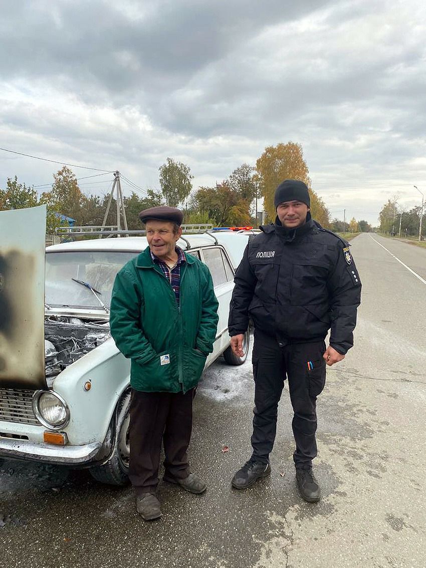 На Чернігівщині полісмен врятував дідуся із палаючого авто