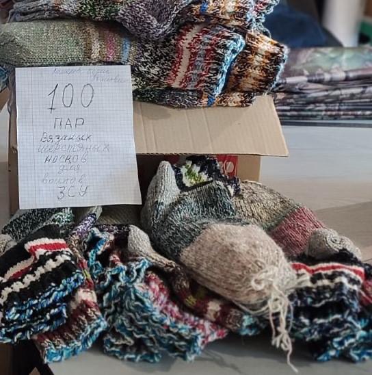 Пенсіонер із Чернігова, який сплів 100 пар шкарпеток для ЗСУ