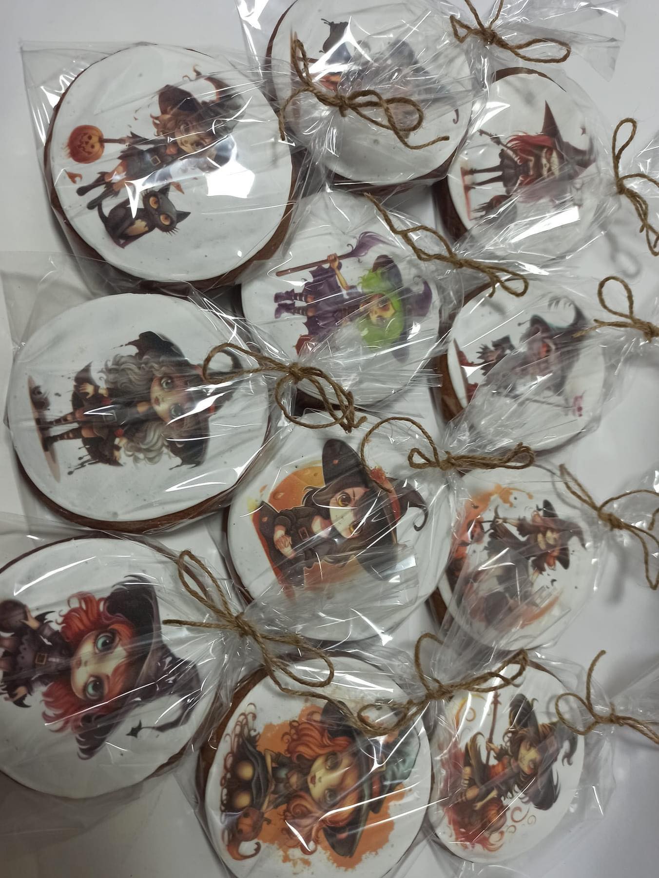 У пекарні випускають тематичну продукцію до свят - наприклад, пряники з відьмочками до Геловіну.