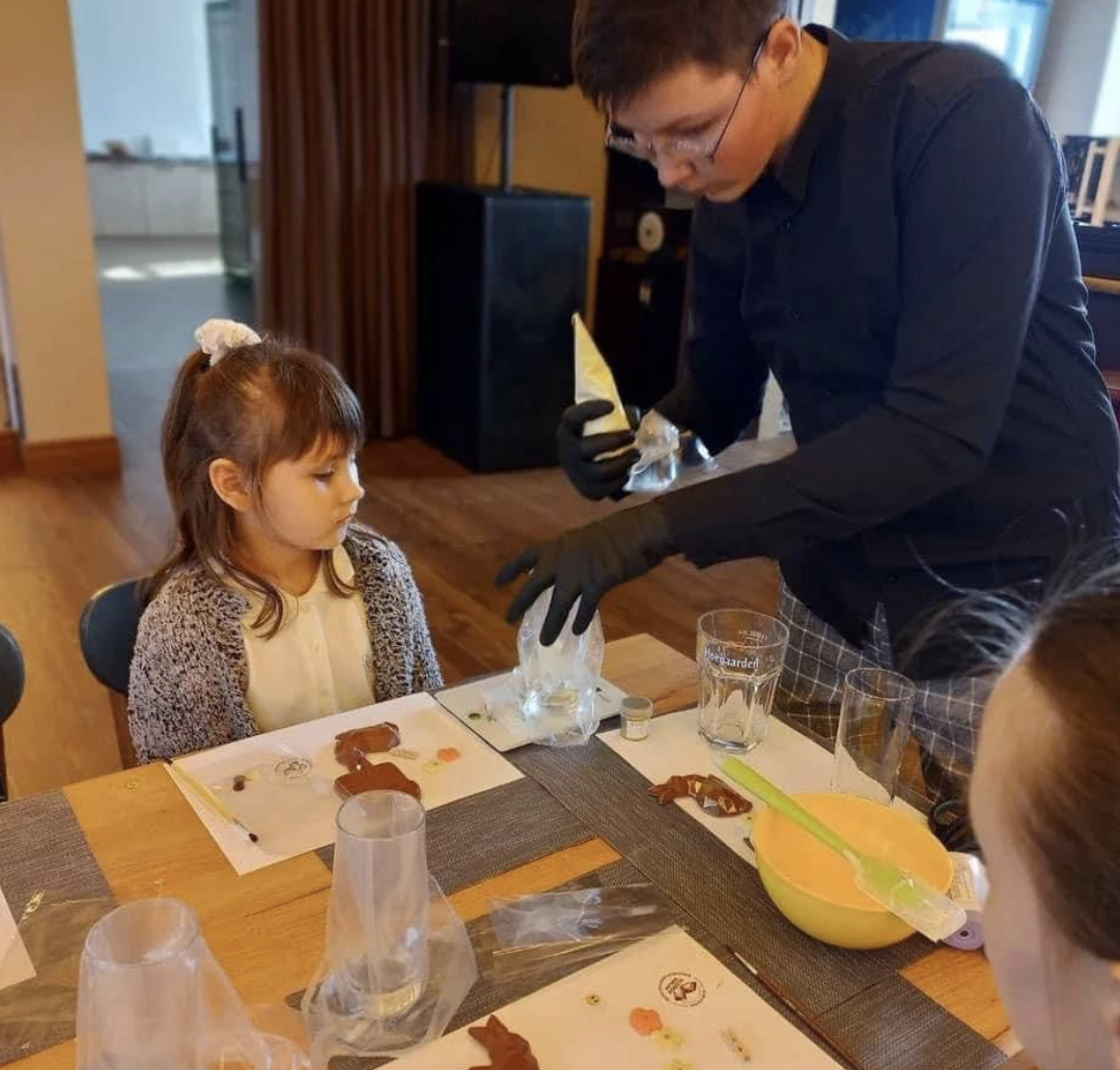  Школяр Антон Сало експериментує із шоколадом і навчає інших