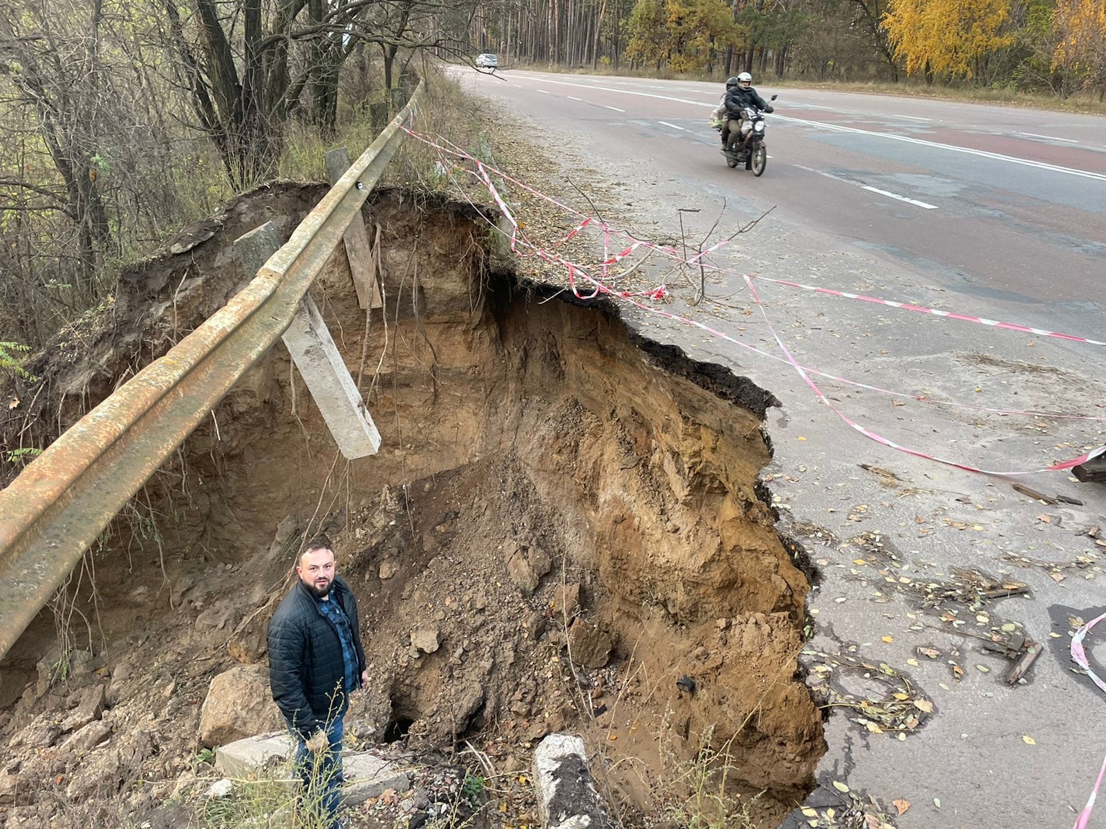Провалля на обʼїзній дорозі у Чернігові