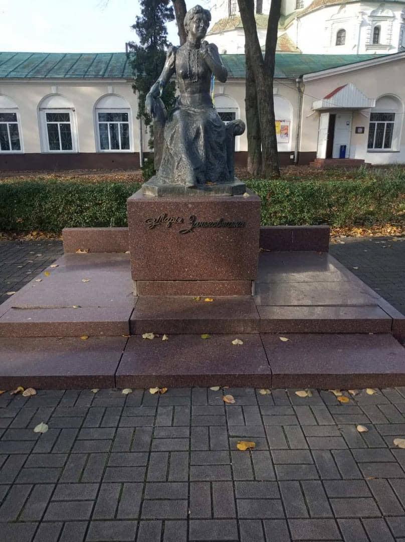 Пам’ятник Марії Заньковецькій у Ніжині
