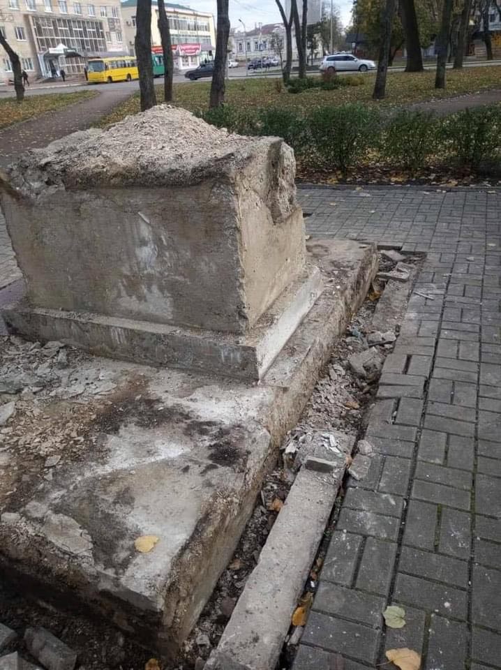Пам’ятник Марії Заньковецькій зняли з понтаменту для ремонту