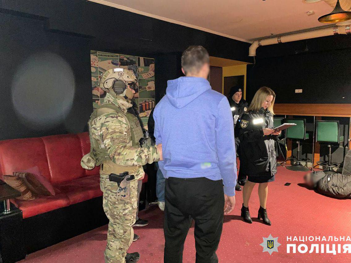 Підпільний салон у Чернігові