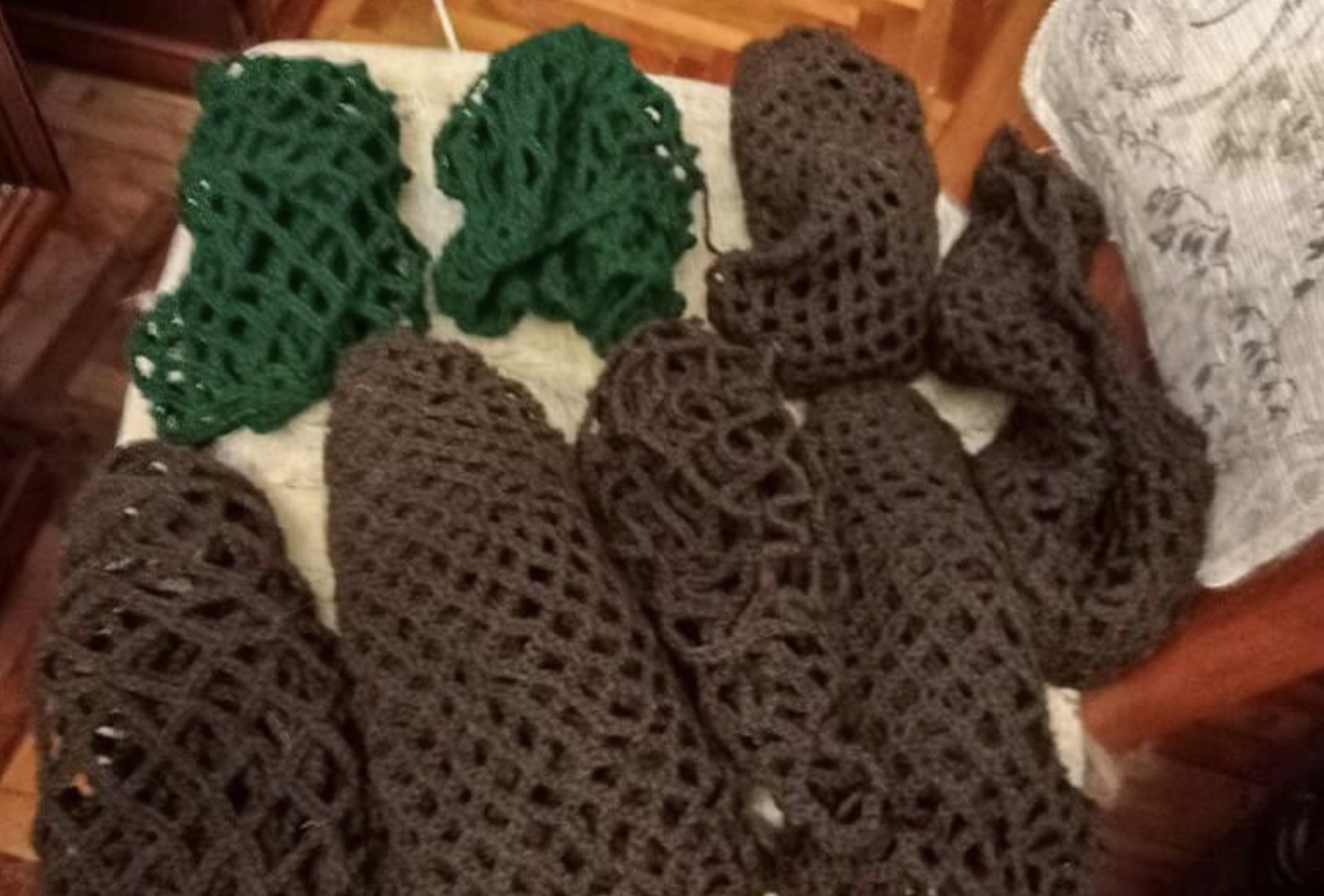 Вікторія Клопот активно допмагає оборонцям - плете сітки для кікімор на шоломи