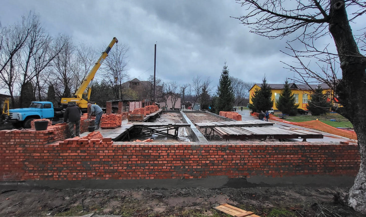 Прискорились: у Іванівці підрядник вже виводить стіни харчоблоку місцевого ліцею