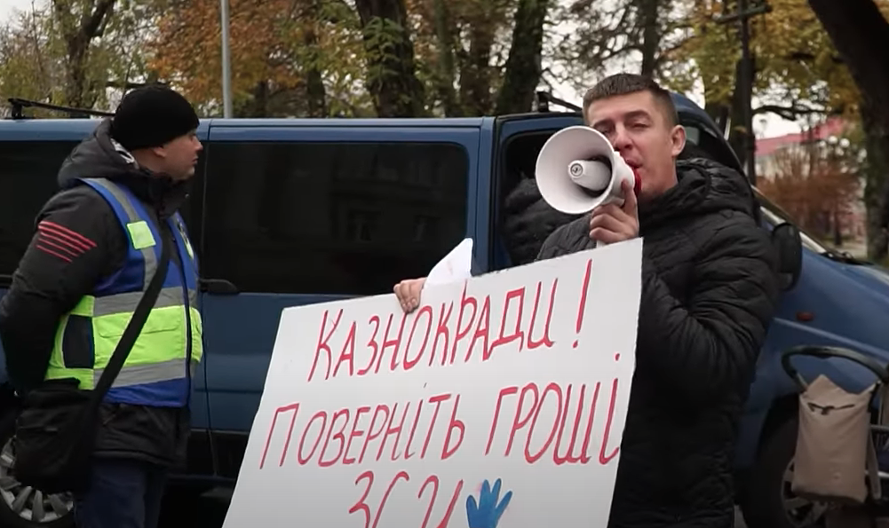 Псевдоволонтер Олег Серік на акції біля міської ради