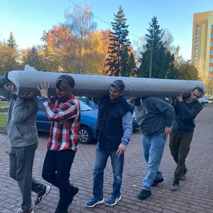 Гуртом і підлогу легше зробити: як у відділенні Чернігівської обллікарні зʼявилося нове покриття