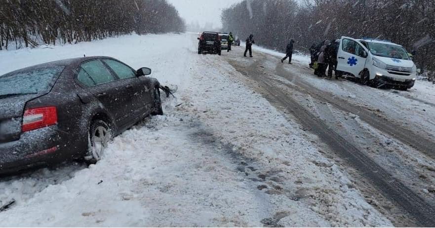 У Менській громаді на засніженій дорозі маршрутка зіштовхнулася з легковиком. Восьмеро в лікарні