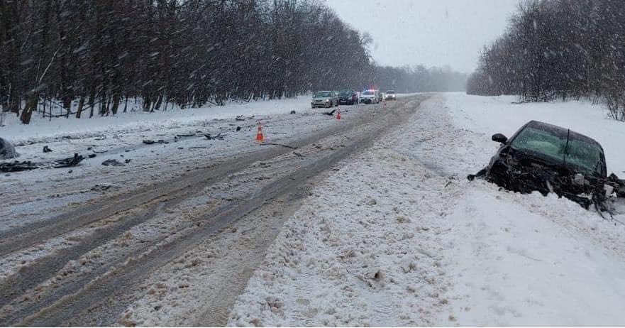 У Менській громаді на засніженій дорозі маршрутка зіштовхнулася з легковиком. Восьмеро в лікарні