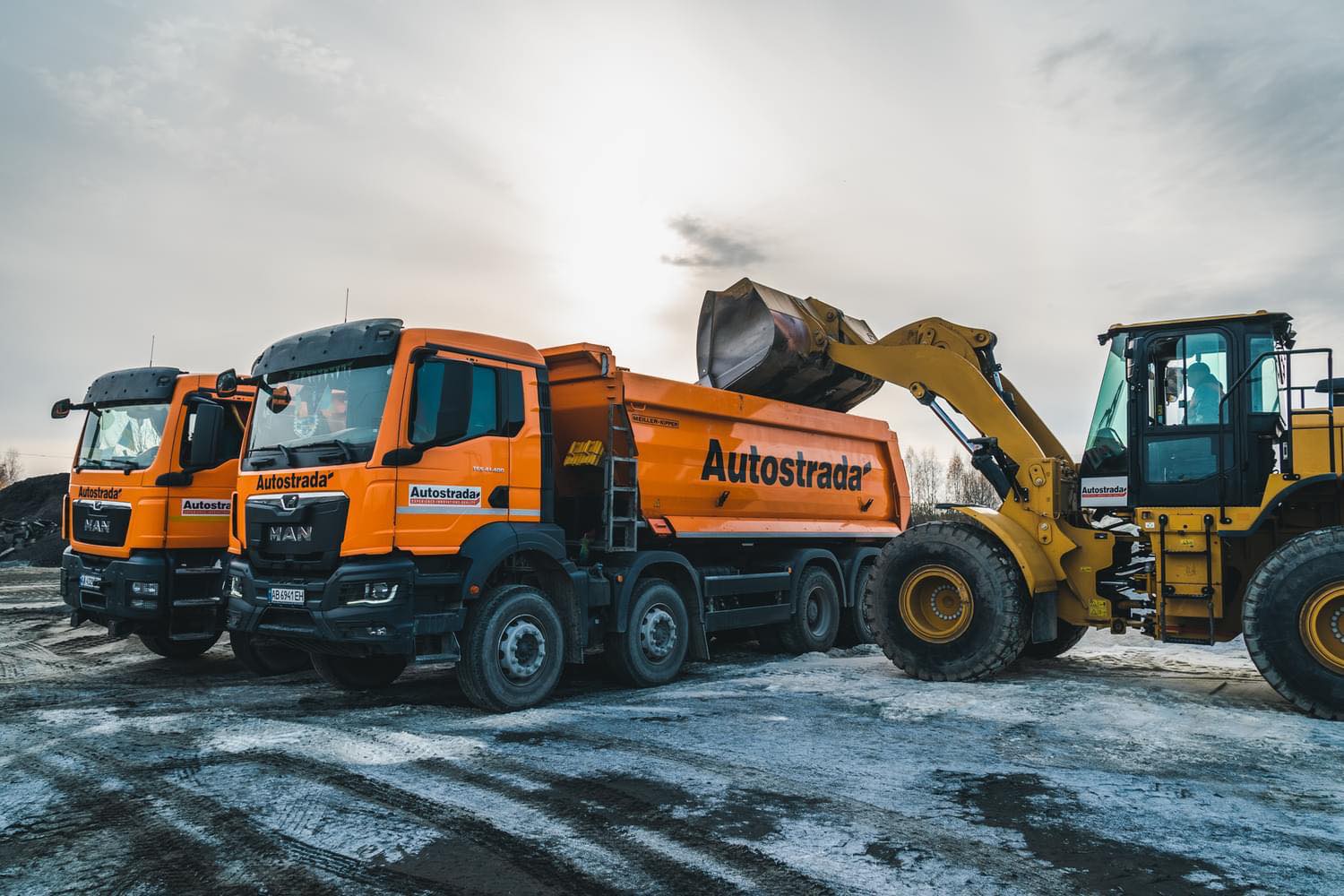 Один з підрядників, який зводить зруйновані мости на Чернігівщині, показав, як гребе сніг