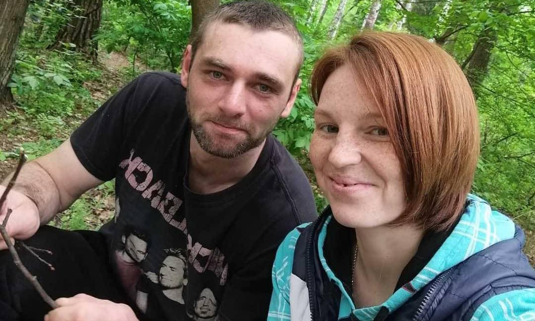 На сторінці у захисника досі відео та фото з рідними, з дружиною Анастасією
