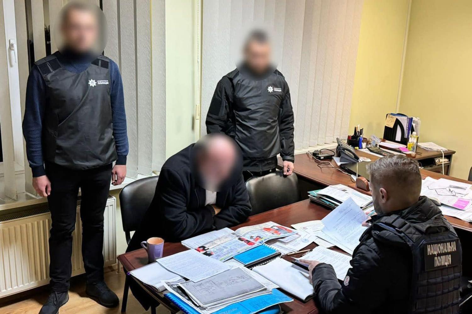 Почеп читає матеріали справи - ухвалу суду